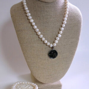 Lovely Baha Gala Freshwater Pearl Necklace, Bracelet & Earring Set.